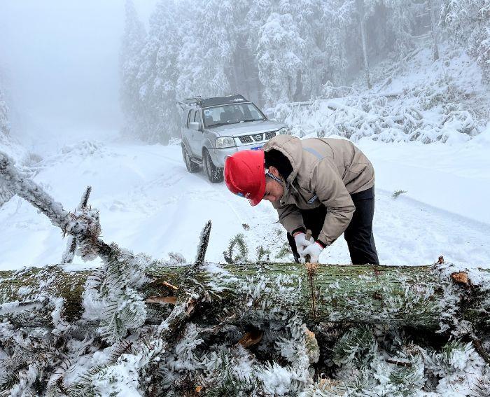 檢修員在通往風(fēng)機(jī)平臺的途中，清理積雪路障（拍攝者：高述科）